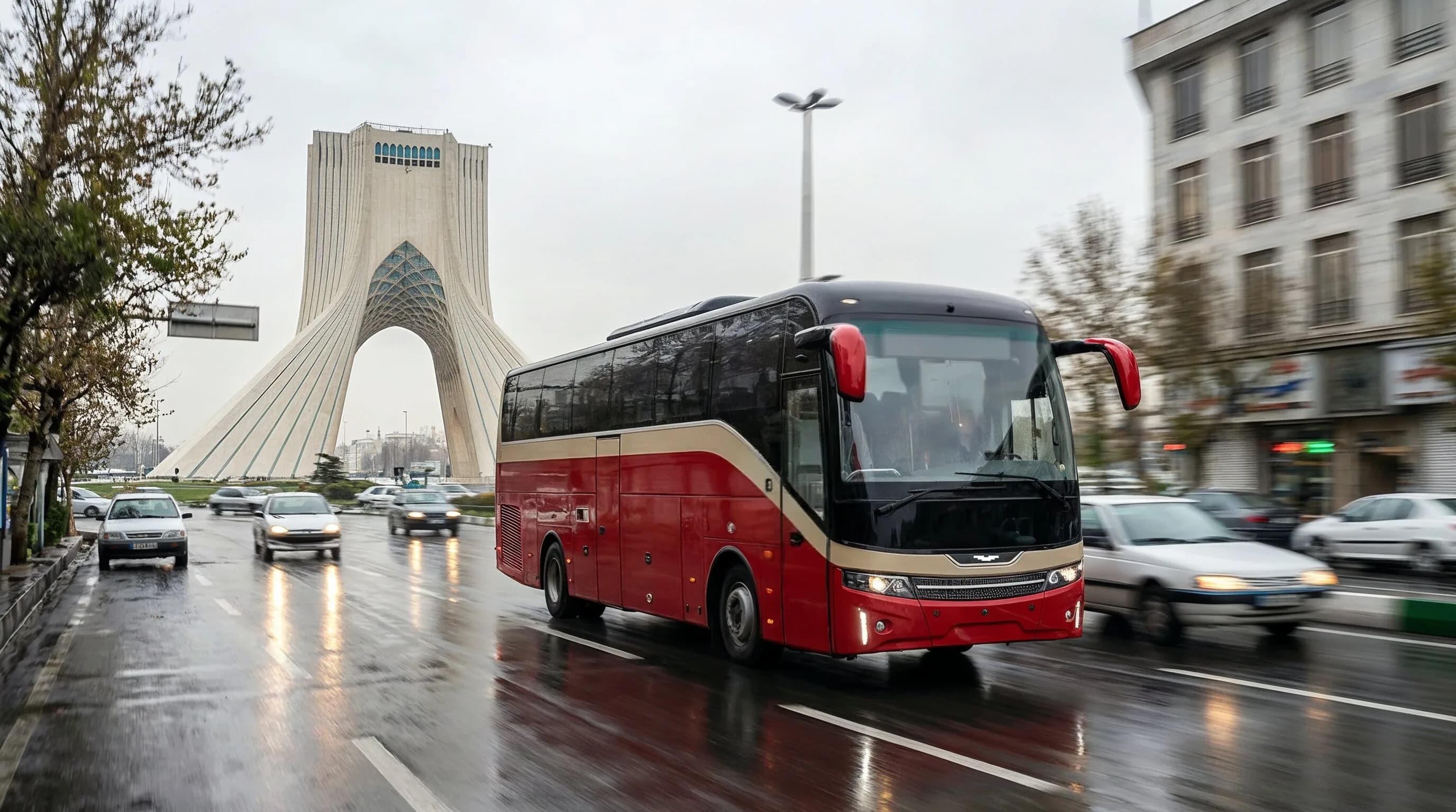 اتوبوس بینشهری ققنوس در حال حرکت روی جادهی باز